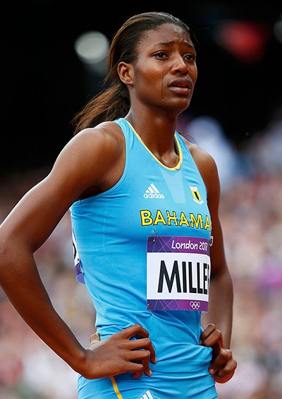 Shaunae Miller của Bahamas khóc sau khi bị chấn thương ở vòng loại 400m nữ.